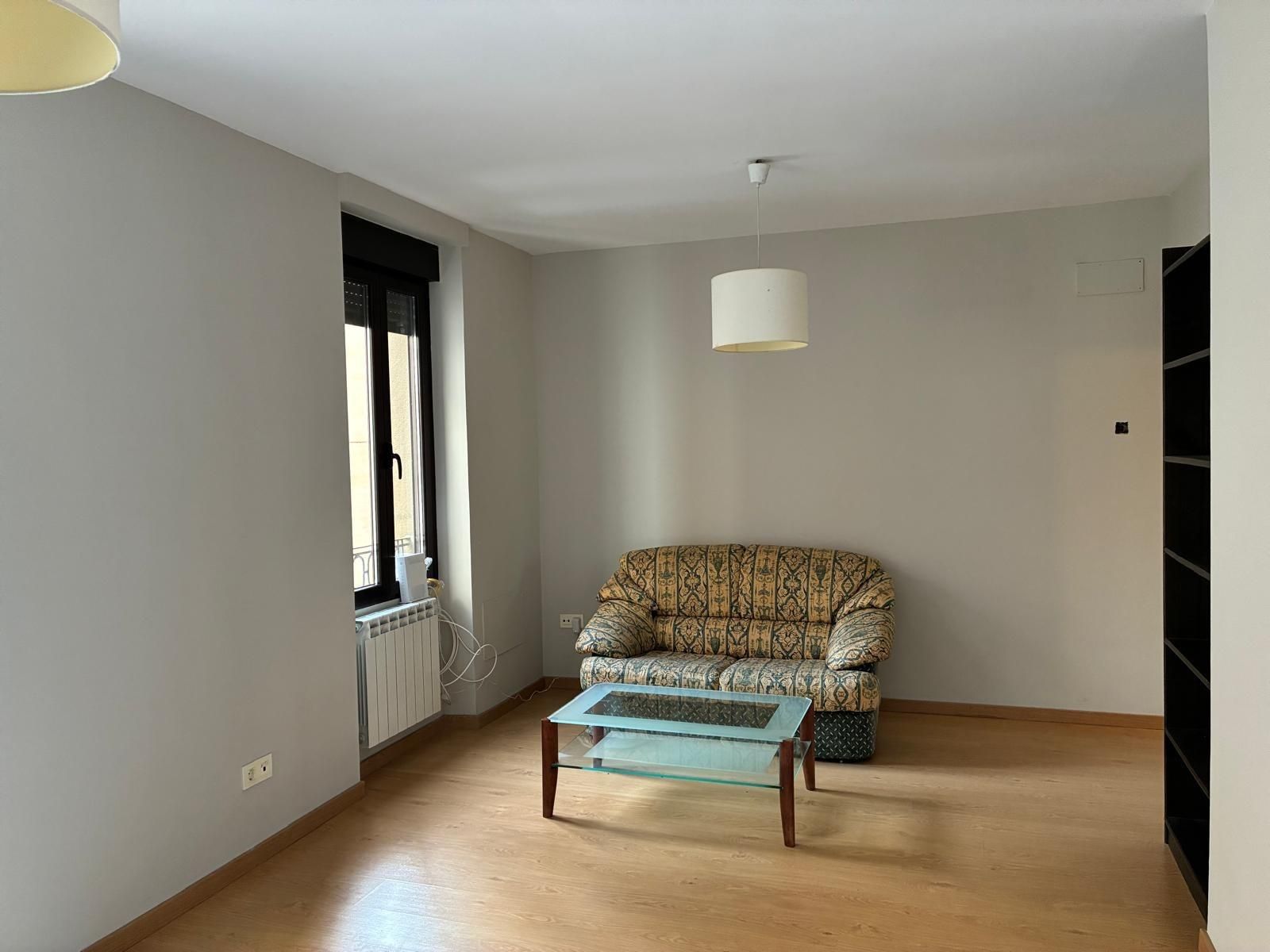 Sala d'estar de Pis en venda en León Capital  amb Calefacció