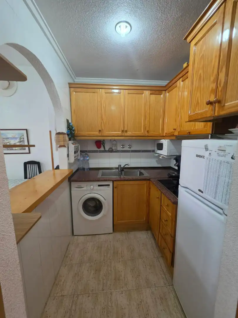 Küche von Wohnung zum Verkauf in Guardamar del Segura mit Klimaanlage und Möbliert
