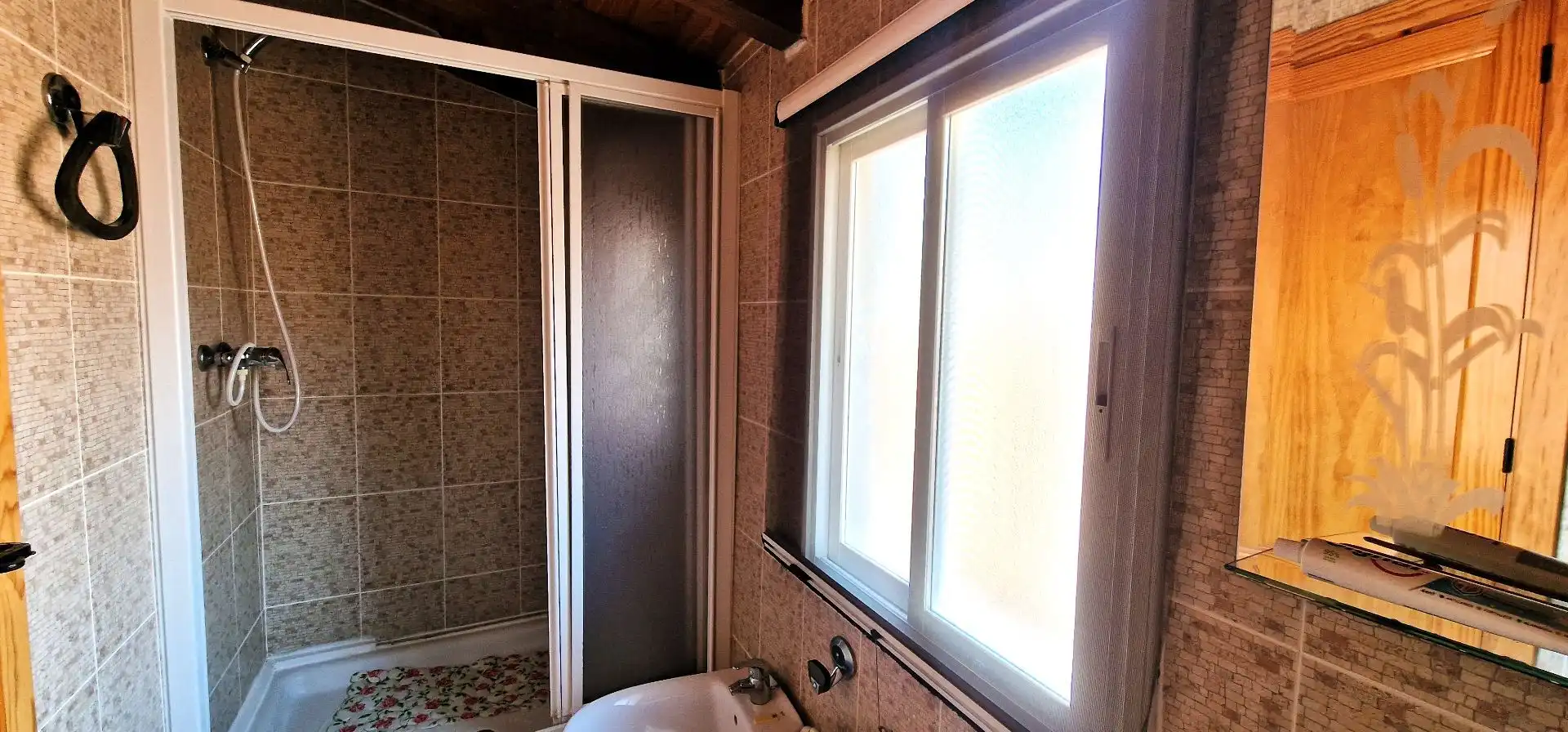 Badezimmer von Einfamilien-Reihenhaus zum Verkauf in Jarandilla de la Vera mit Klimaanlage, Terrasse und Möbliert