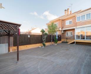 Terrassa de Casa adosada en venda en Arroyomolinos (Madrid) amb Aire condicionat, Calefacció i Jardí privat