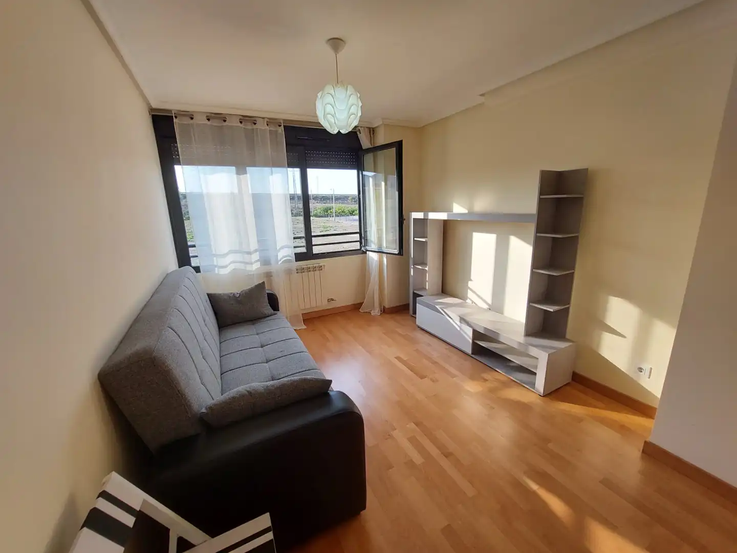 Sala de estar de Piso de alquiler en Lardero con Calefacción, Amueblado y Piscina comunitaria