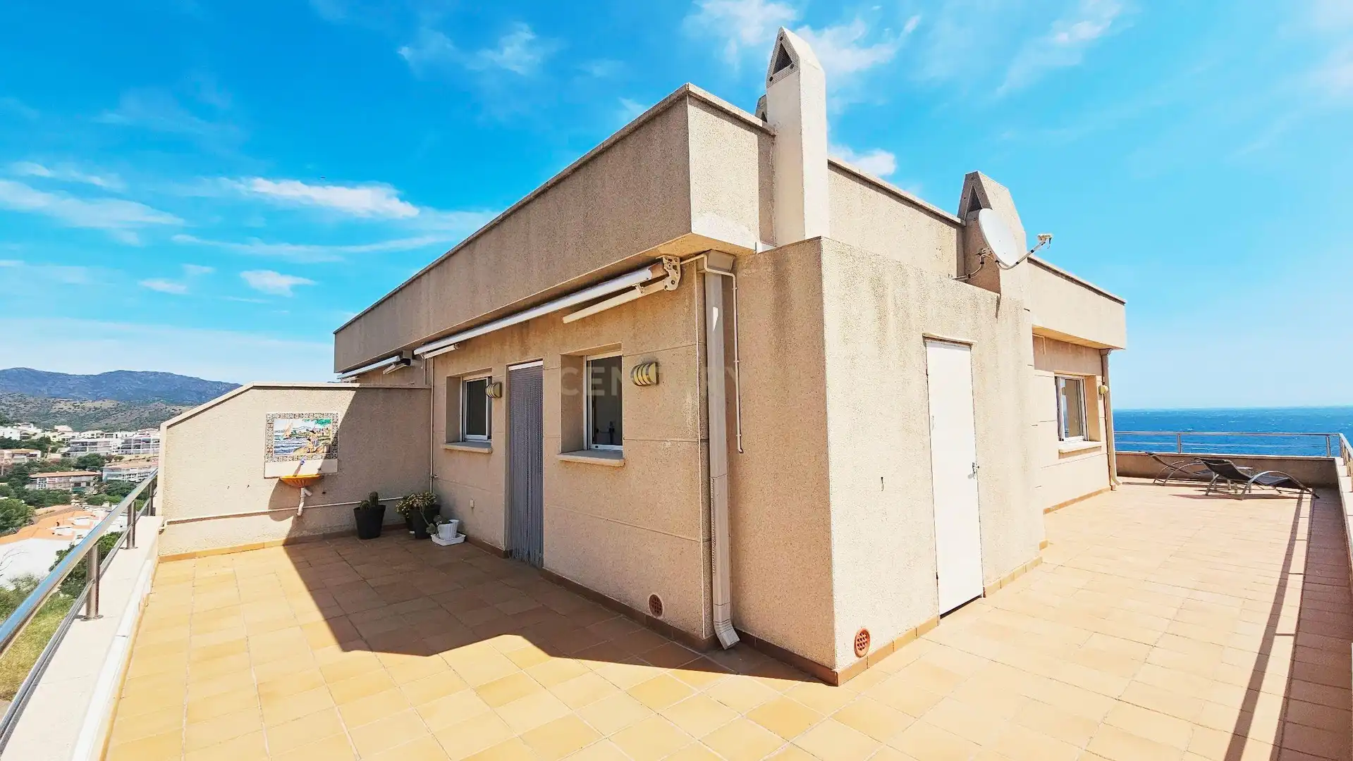 Vista exterior de Dúplex en venda en Llançà amb Traster, Forn i Rentadora