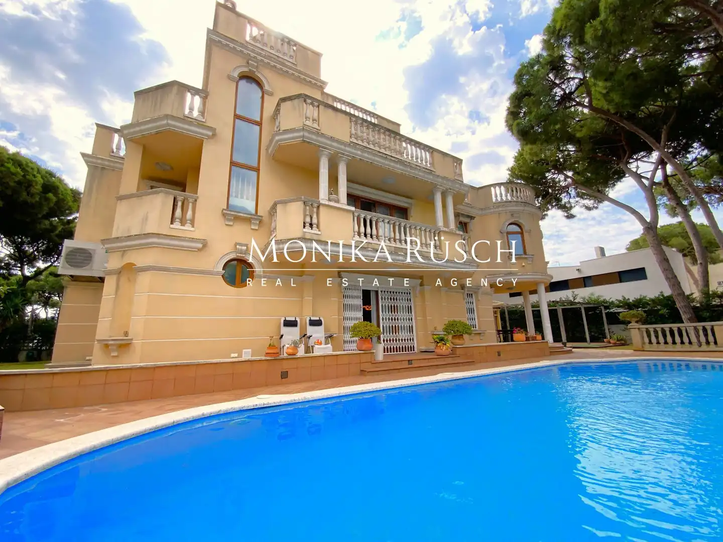 Vista exterior de Casa o xalet en venda en Castelldefels amb Aire condicionat, Calefacció i Jardí privat