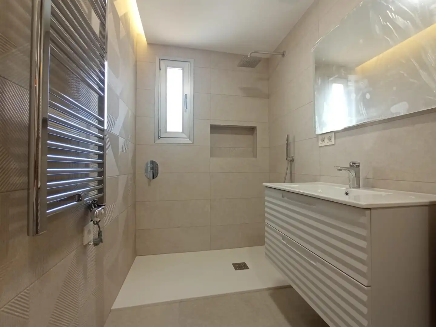 Badezimmer von Wohnungen zur Miete in Granada mit Klimaanlage, Schwimmbad und Gemeinschaftspool