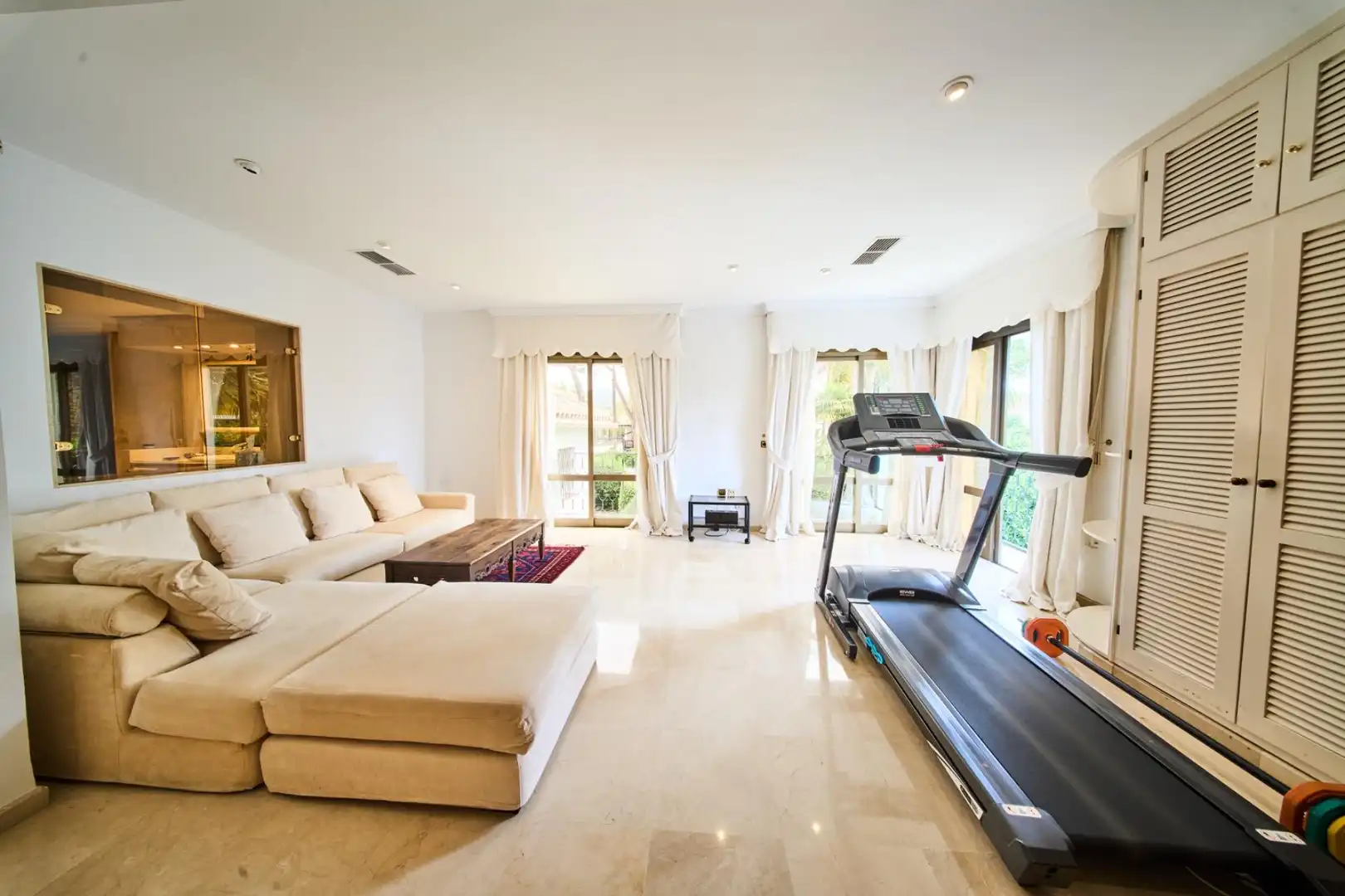 Sala de estar de Casa o chalet en venta en Marbella con Aire acondicionado, Calefacción y Jardín privado
