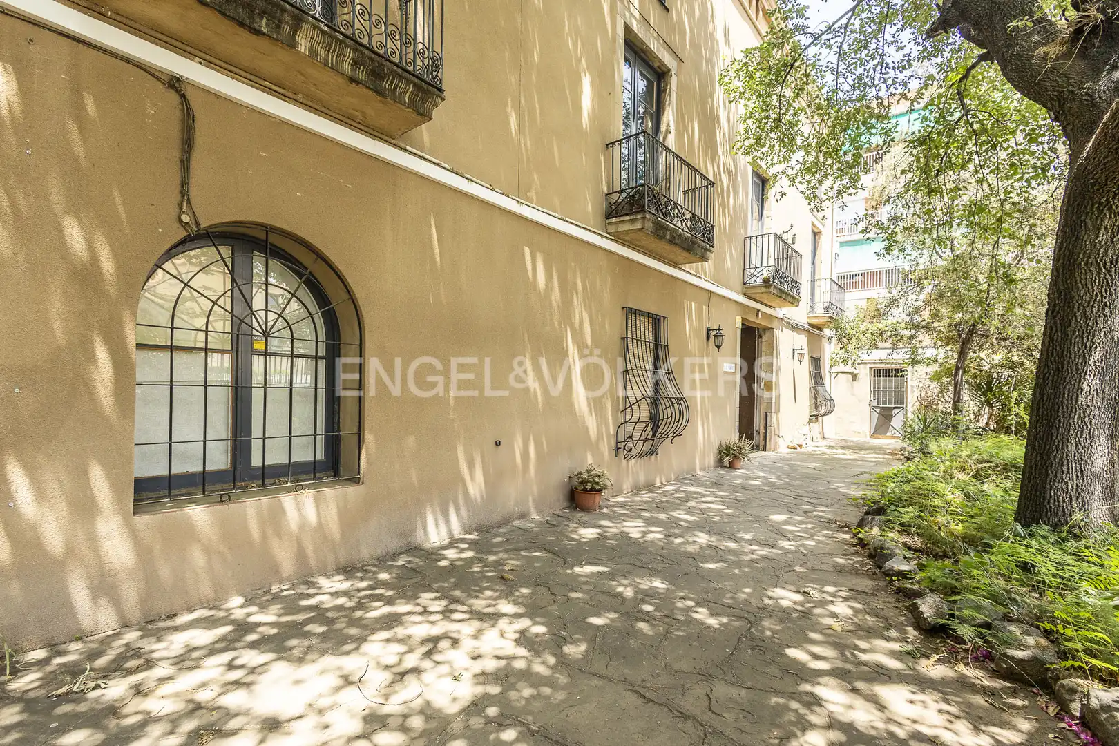 Vista exterior de Edificio en venta en Sant Joan Despí