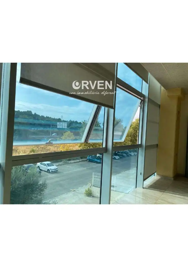 Nave industrielle avec ascenseur à vendre à Poniol, imagen 2