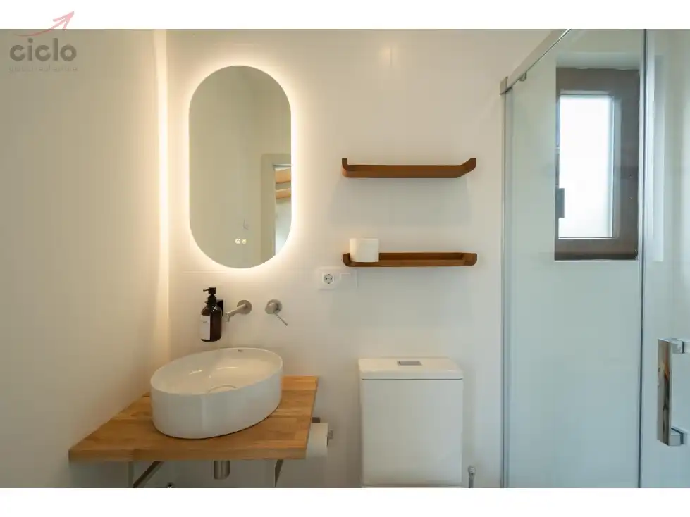 Bathroom of Flat for sale in Sevilla  with Terrace, Swimming Pool and Furnished