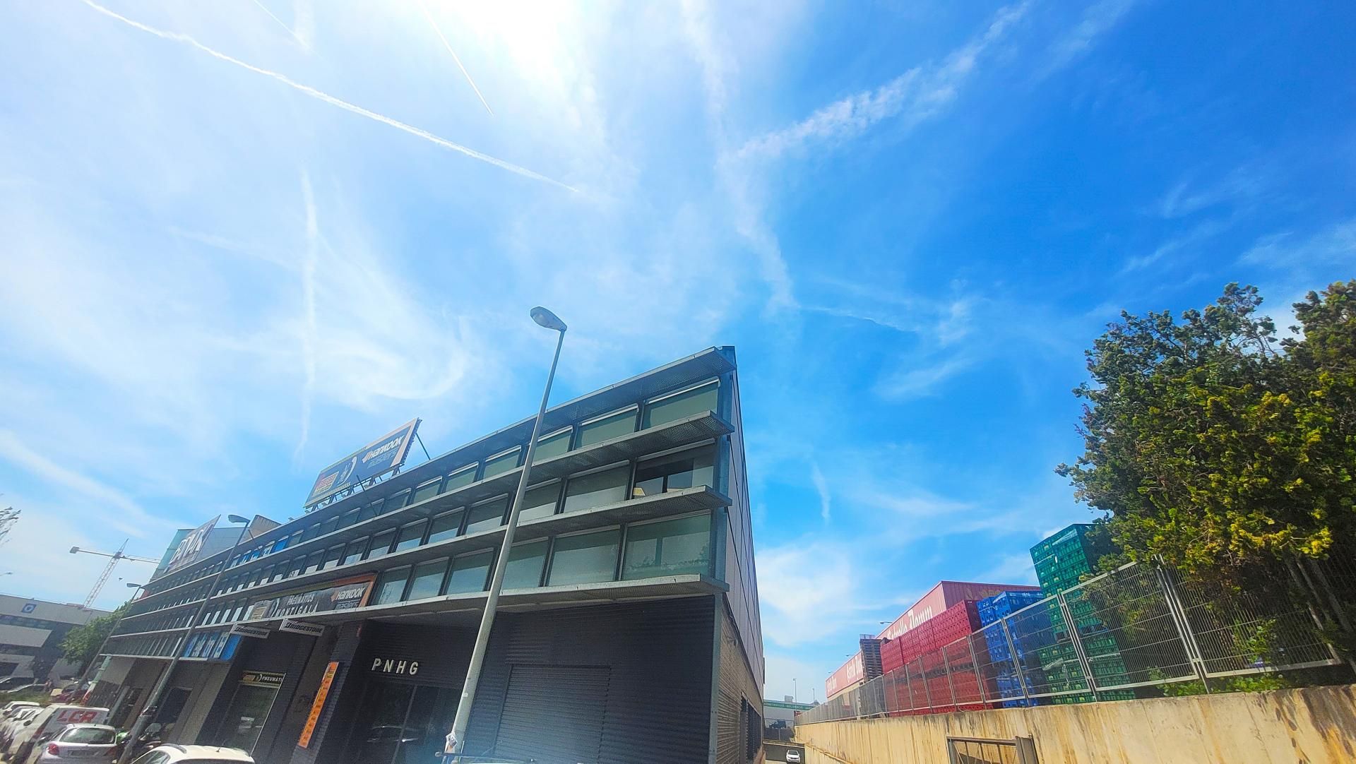 Vista exterior de Nave industrial en venta en Badalona