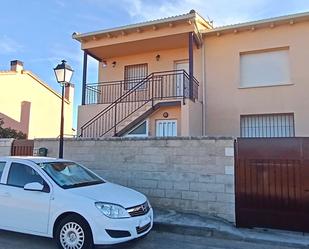 Vista exterior de Casa adosada en venda en Horche amb Calefacció, Traster i Moblat