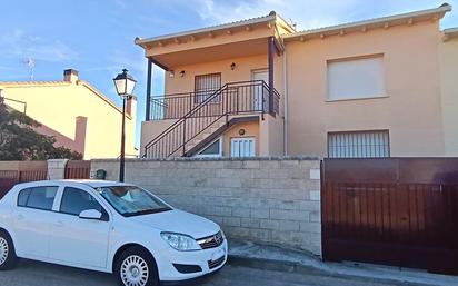 Außenansicht von Einfamilien-Reihenhaus zum verkauf in Horche mit Balkon