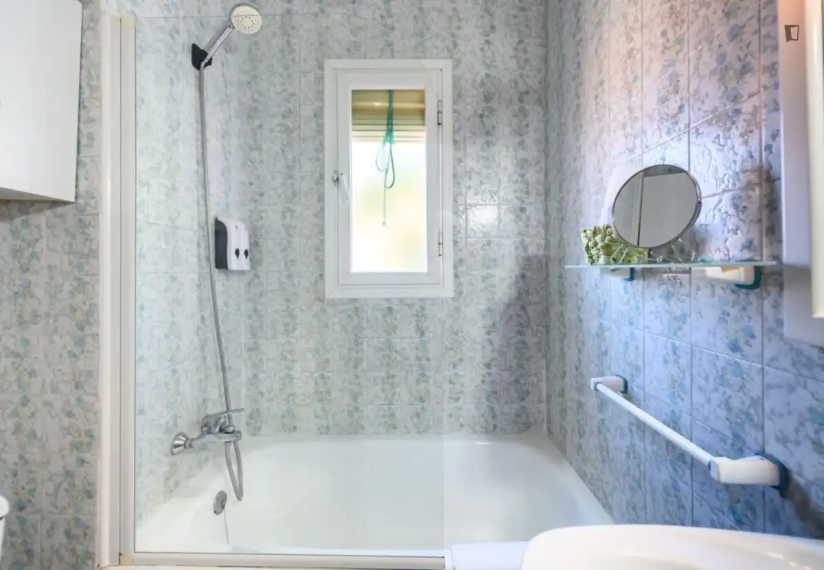 Bany de Apartament de lloguer en Madrid amb Aire condicionat, Moblat i Forn