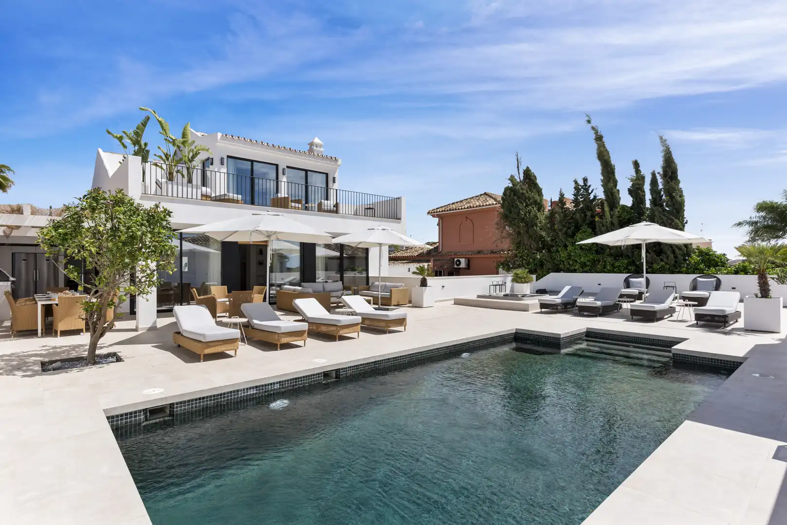 Chalet con piscina en venta en Las Chapas - El Rosario