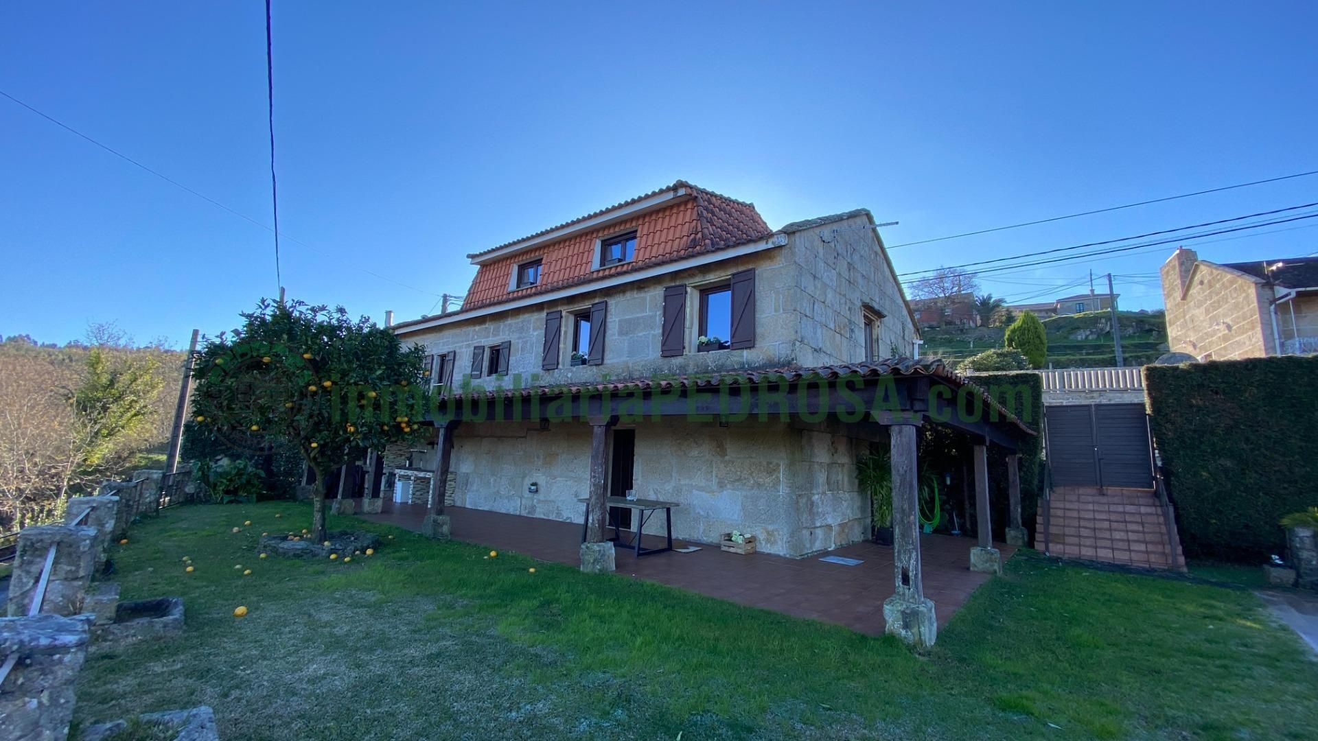 Vista exterior de Casa o xalet en venda en Ponte Caldelas amb Calefacció, Jardí privat i Piscina