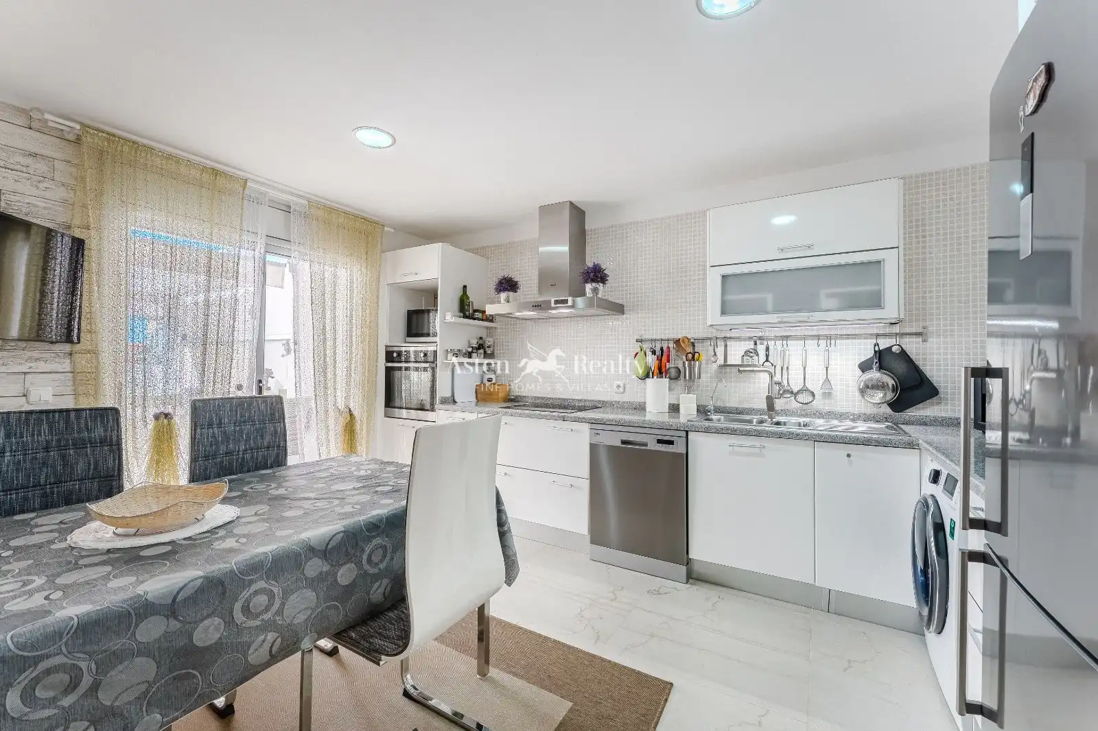 Küche von Einfamilien-Reihenhaus zum Verkauf in Santiago del Teide mit Privatgarten, Terrasse und Abstellraum