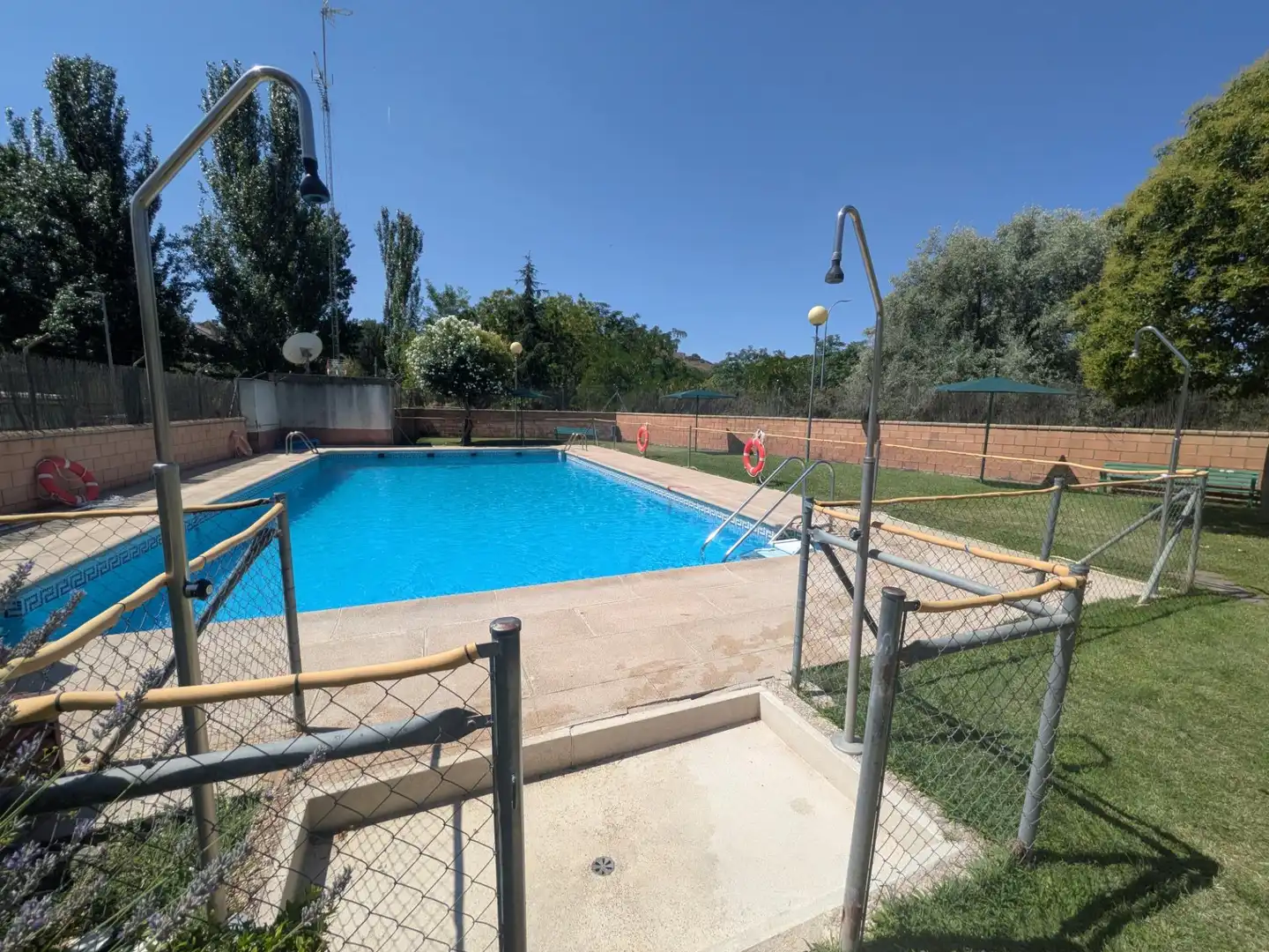 Piscina de Casa adosada en venda en Villalbilla amb Piscina comunitària