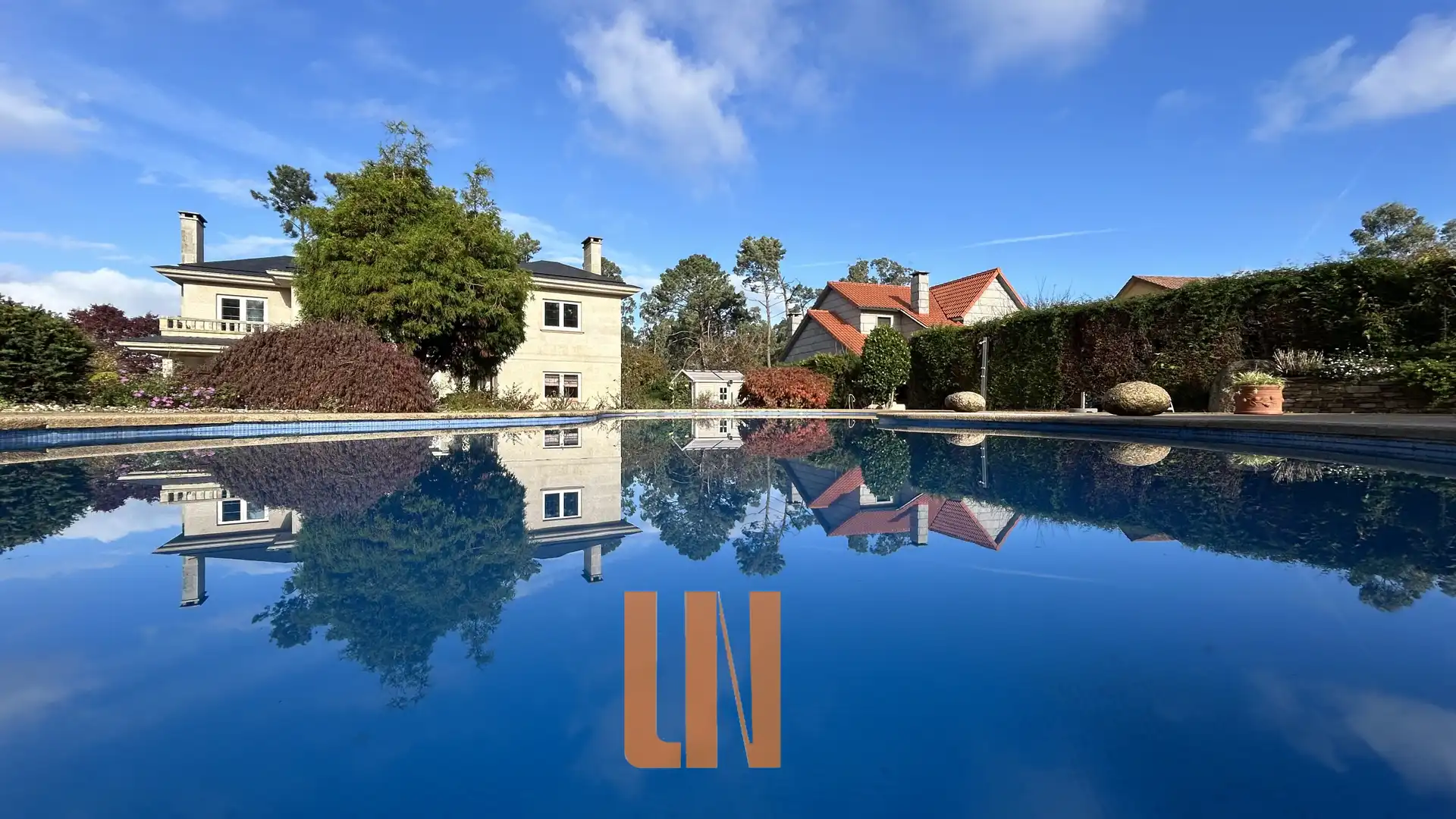 Vista exterior de Casa o xalet en venda en Oleiros amb Calefacció, Jardí privat i Parquet