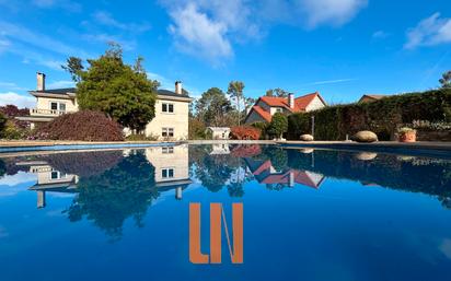 Vista exterior de Casa o xalet en venda en Oleiros amb Calefacció, Jardí privat i Parquet