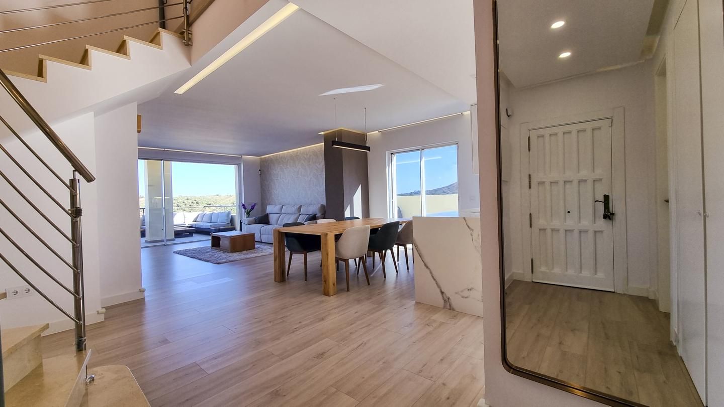 Wohnzimmer von Maisonette zum verkauf in Sotogrande mit Klimaanlage, Heizung und Privatgarten