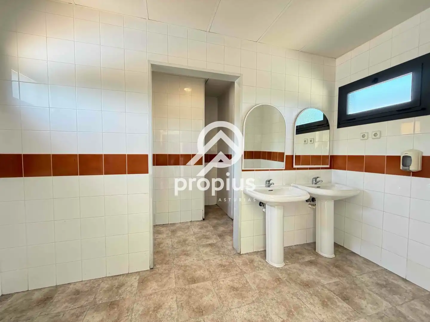 Badezimmer von Dachboden zum Verkauf in Llanes mit Heizung, Terrasse und Abstellraum