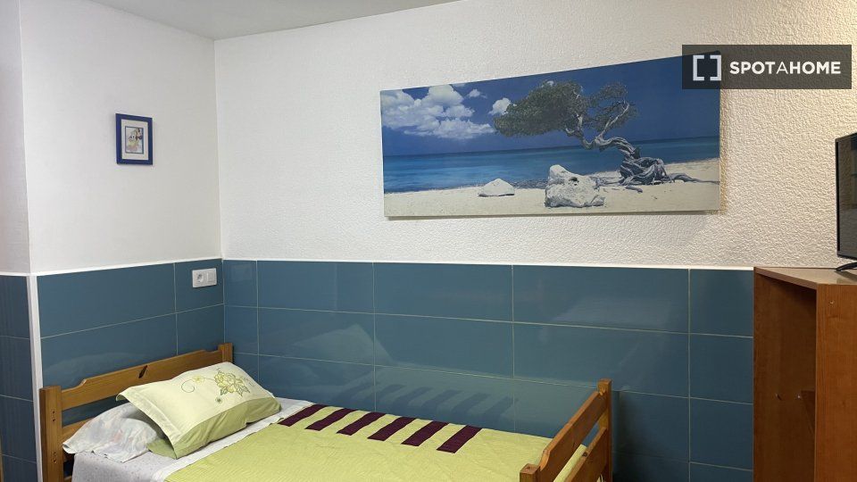 Dormitori de Pis de lloguer en L'Hospitalet de Llobregat amb Aire condicionat, Calefacció i Moblat