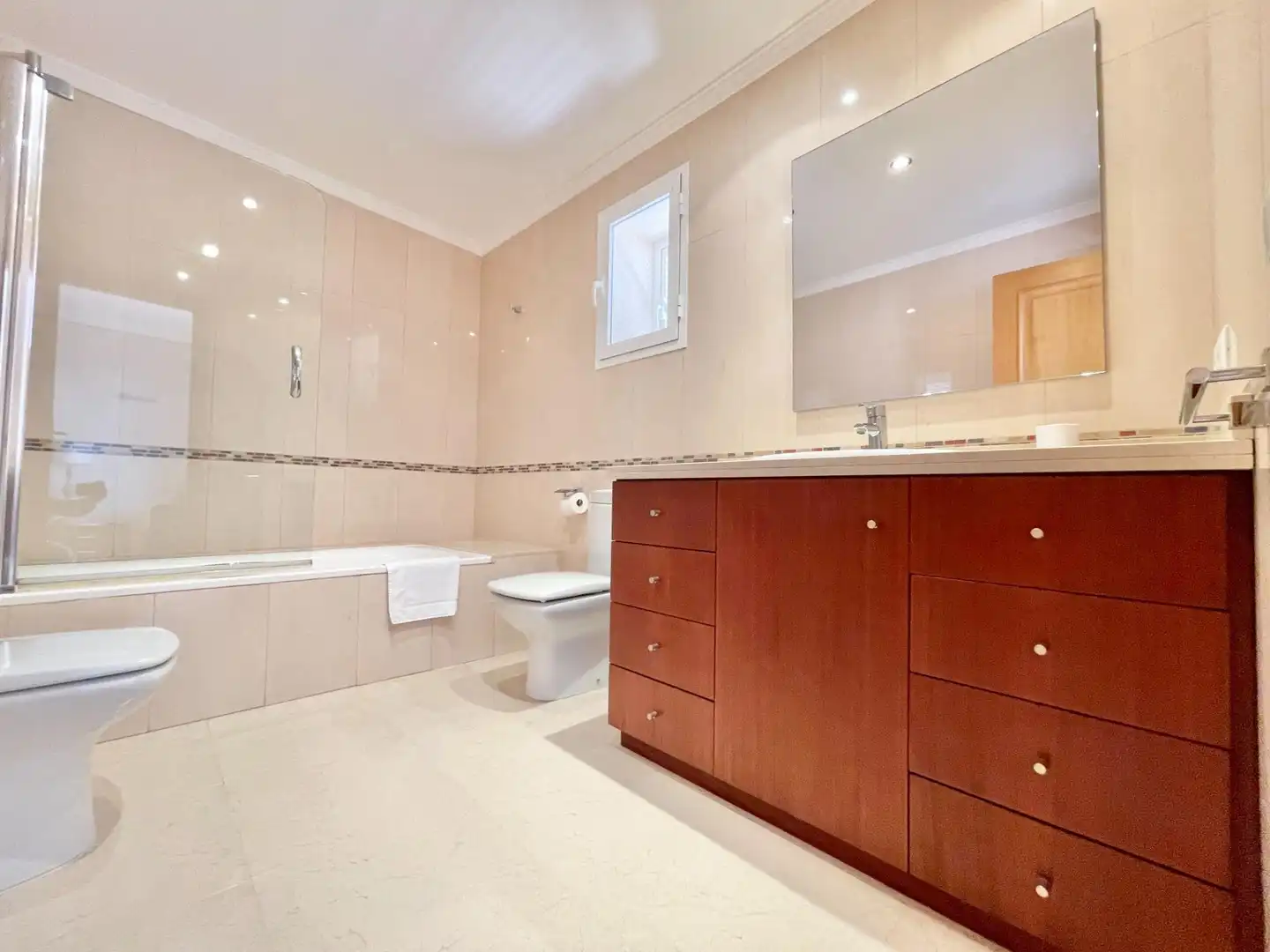 Badezimmer von Haus oder Chalet zum Verkauf in Llucmajor mit Klimaanlage, Privatgarten und Balkon