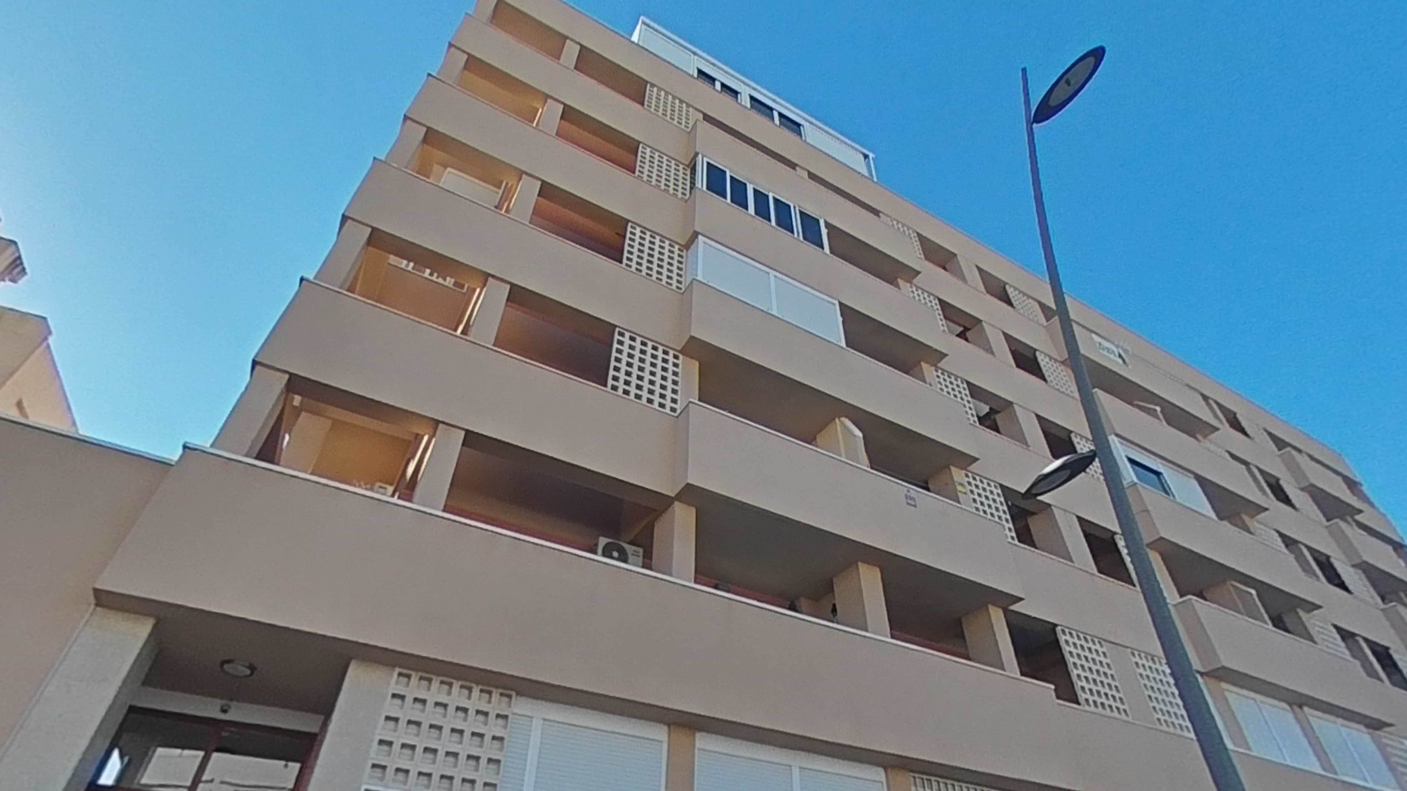 Vista exterior de Pis en venda en Roquetas de Mar amb Terrassa i Alarma