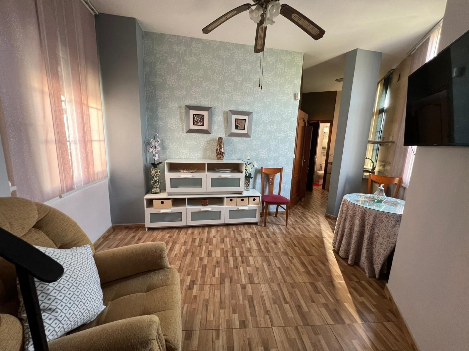 Sala d'estar de Casa adosada en venda en Lora del Río amb Aire condicionat i Terrassa