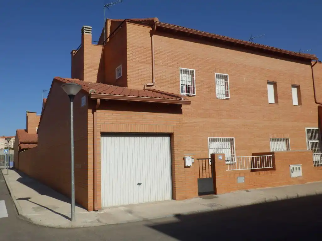 Vista exterior de Casa o xalet en venda en Chozas de Canales amb Calefacció i Terrassa