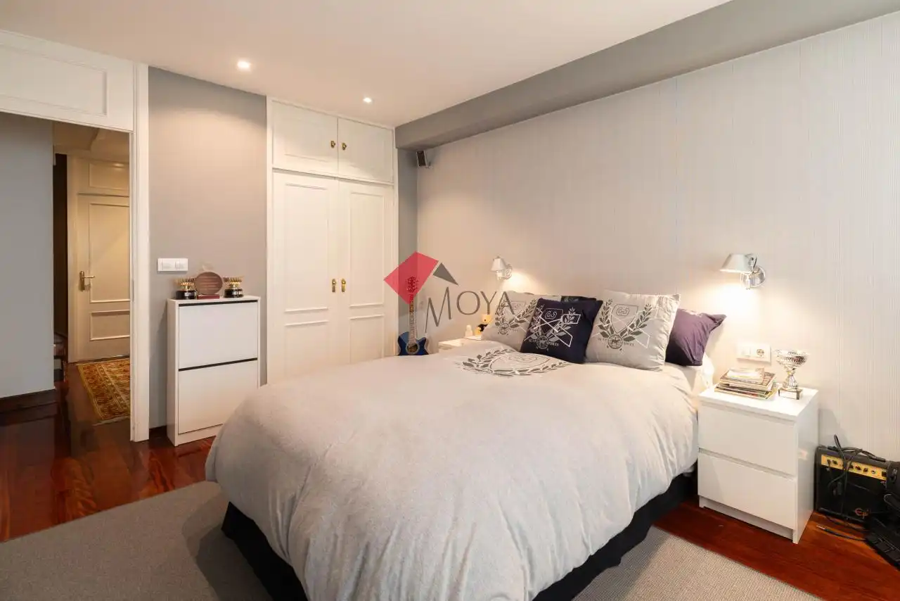 Schlafzimmer von Wohnung zum Verkauf in Vigo  mit Heizung, Parkett und Abstellraum
