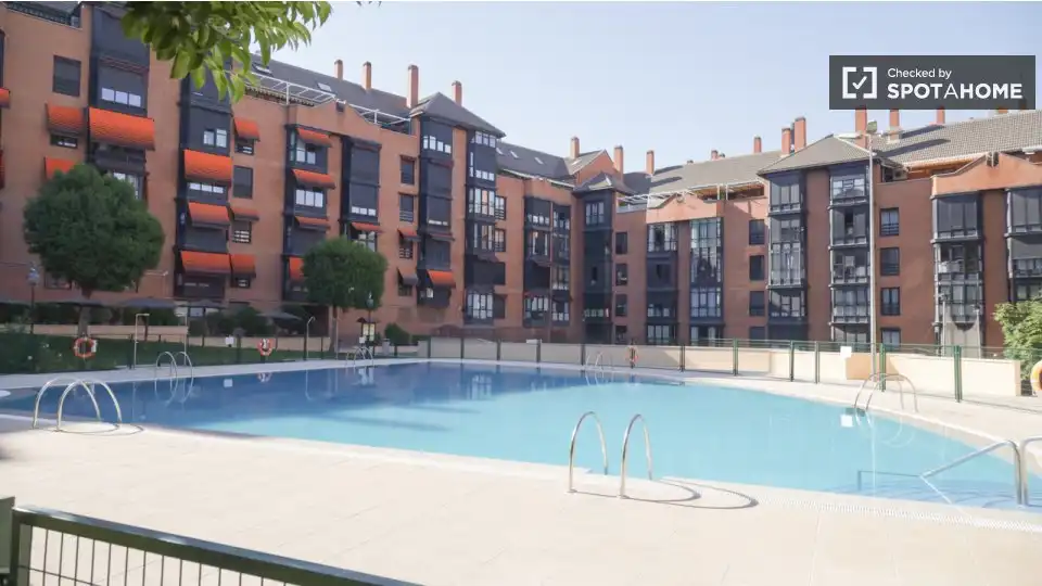 Piscina de Pis per a compartir en Madrid amb Aire condicionat, Calefacció i Terrassa