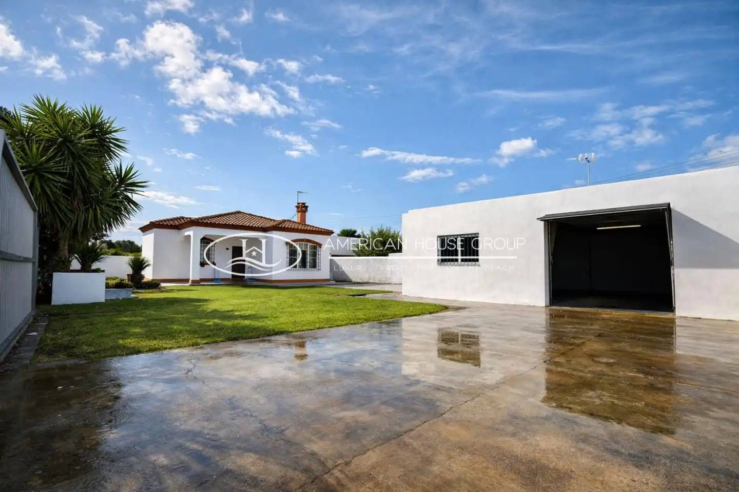 Vista exterior de Casa o xalet en venda en Chiclana de la Frontera amb Jardí privat i Moblat