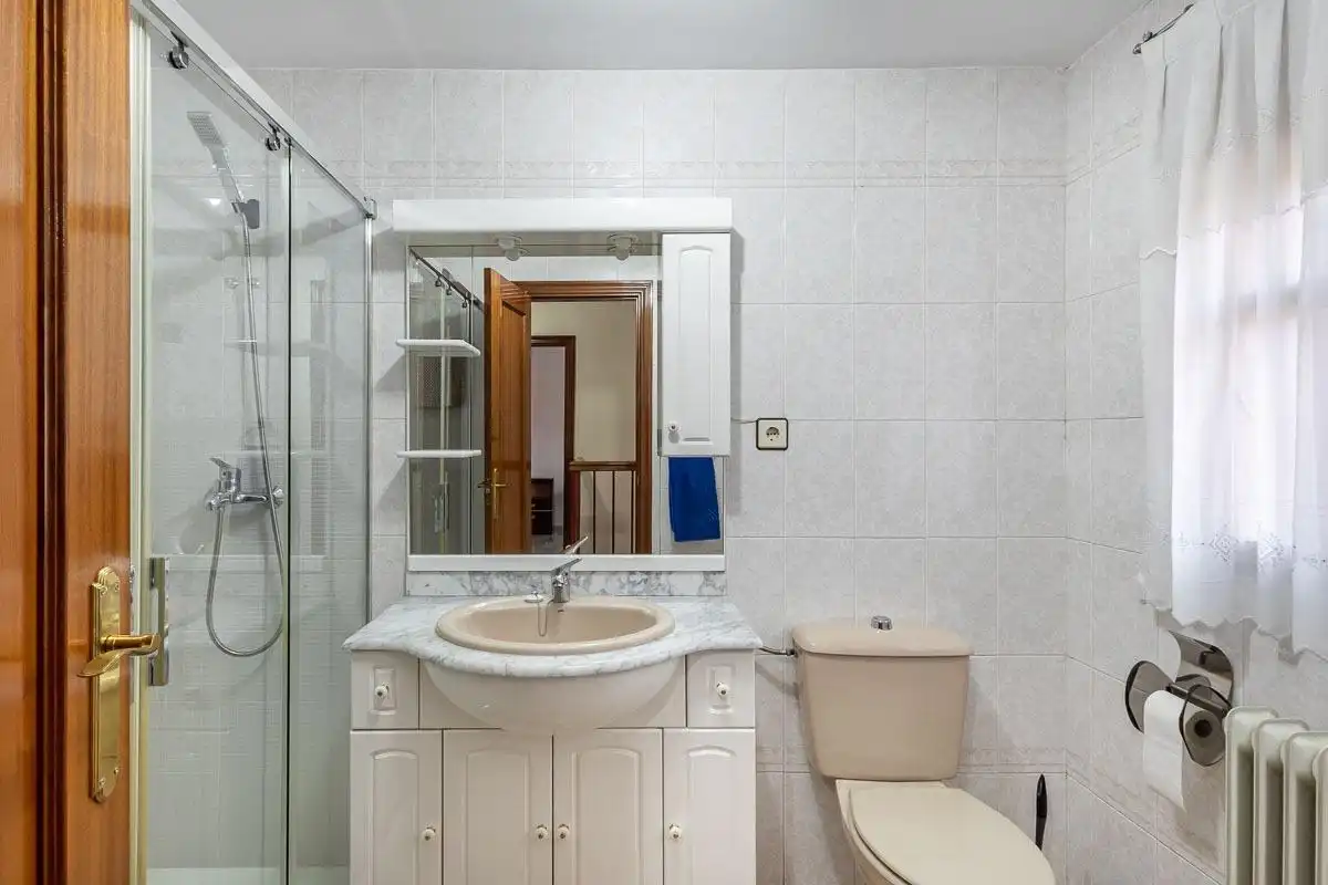 Bathroom of Detached homes for rent in Granada  with Air Conditioner, Heating and Private garden