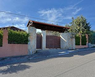 Vista exterior de Casa o xalet en venda en Castronuevo de Esgueva amb Calefacció, Jardí privat i Terrassa