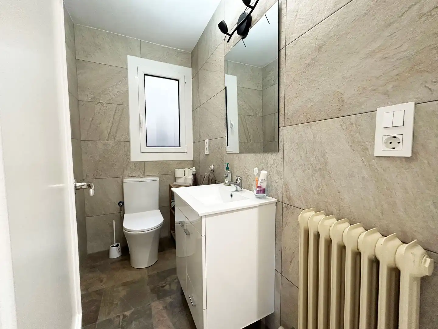Baño de Piso en venta en Torelló con Calefacción, Terraza y Trastero