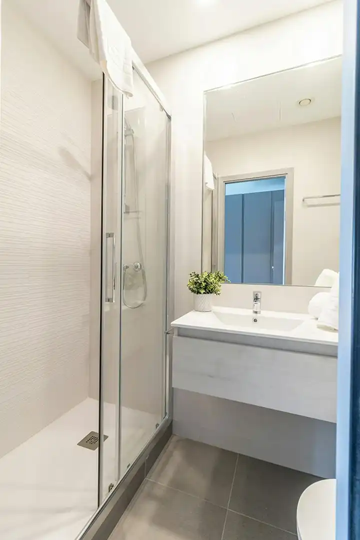 Badezimmer von Wohnung zur Miete in Sevilla mit Klimaanlage