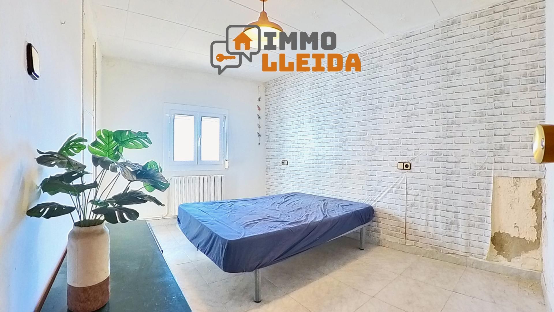 Vista exterior de Casa adosada en venda en Almenar amb Calefacció, Terrassa i Traster