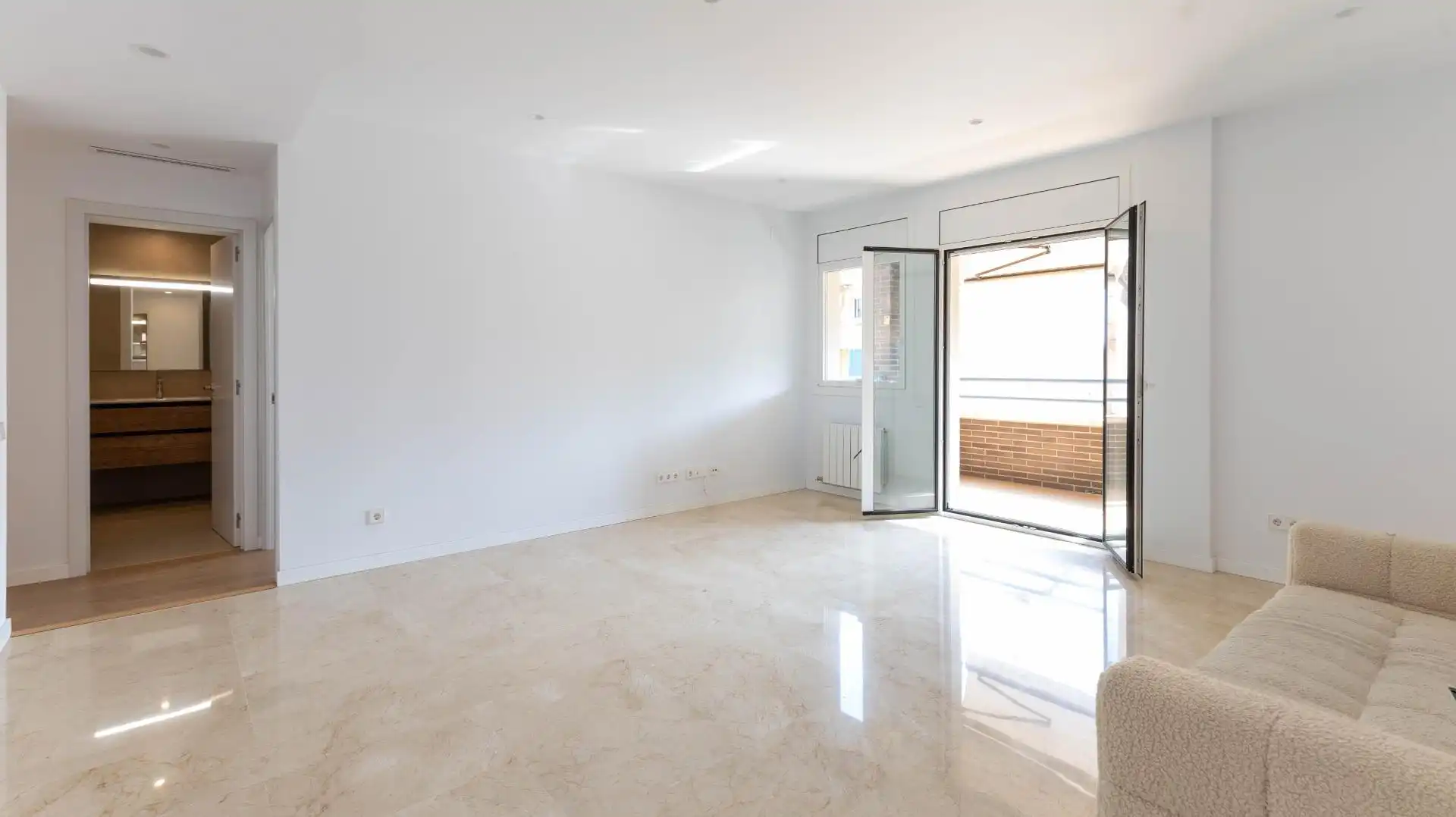 Wohnzimmer von Wohnung zum Verkauf in Barcelona mit Klimaanlage, Heizung und Terrasse