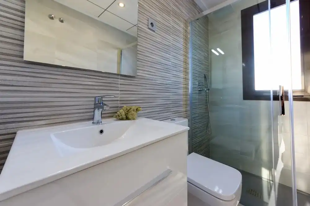 Baño de Casa adosada en venta en Pilar de la Horadada con Aire acondicionado, Jacuzzi y Piscina comunitaria