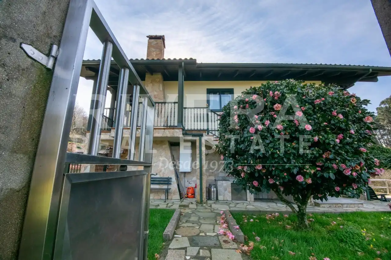 Vista exterior de Casa o xalet en venda en Redondela amb Calefacció, Jardí privat i Terrassa