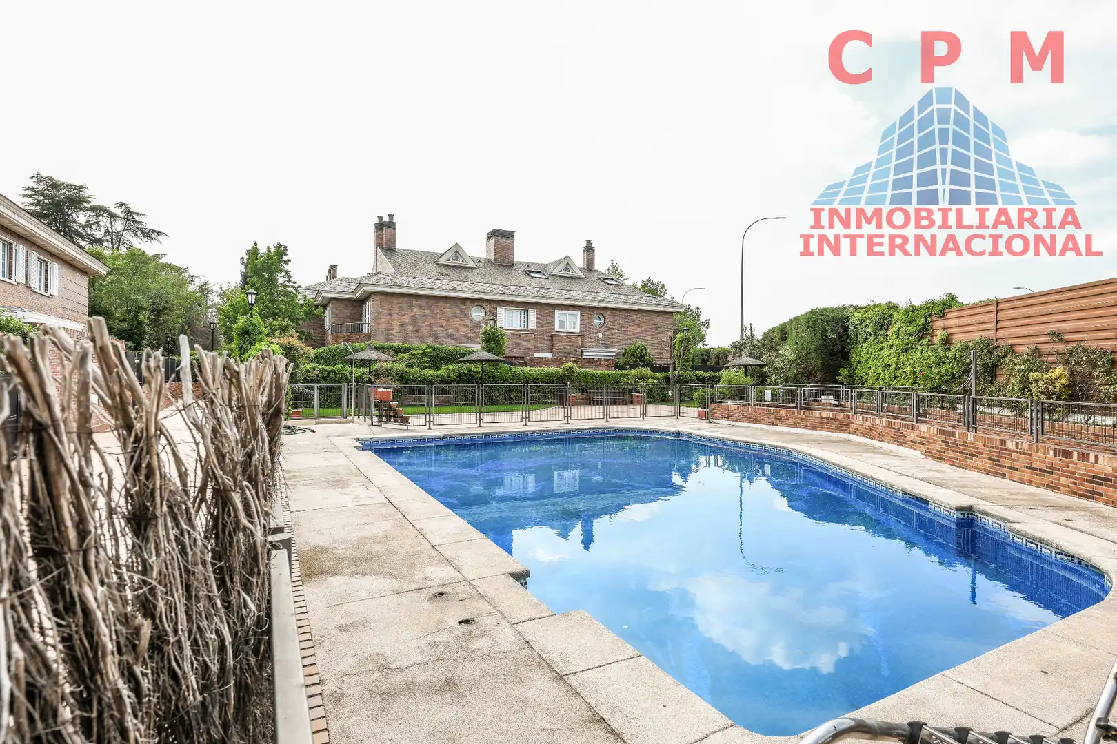 Piscina de Casa adosada de alquiler en  Madrid Capital con Aire acondicionado, Calefacción y Jardín privado