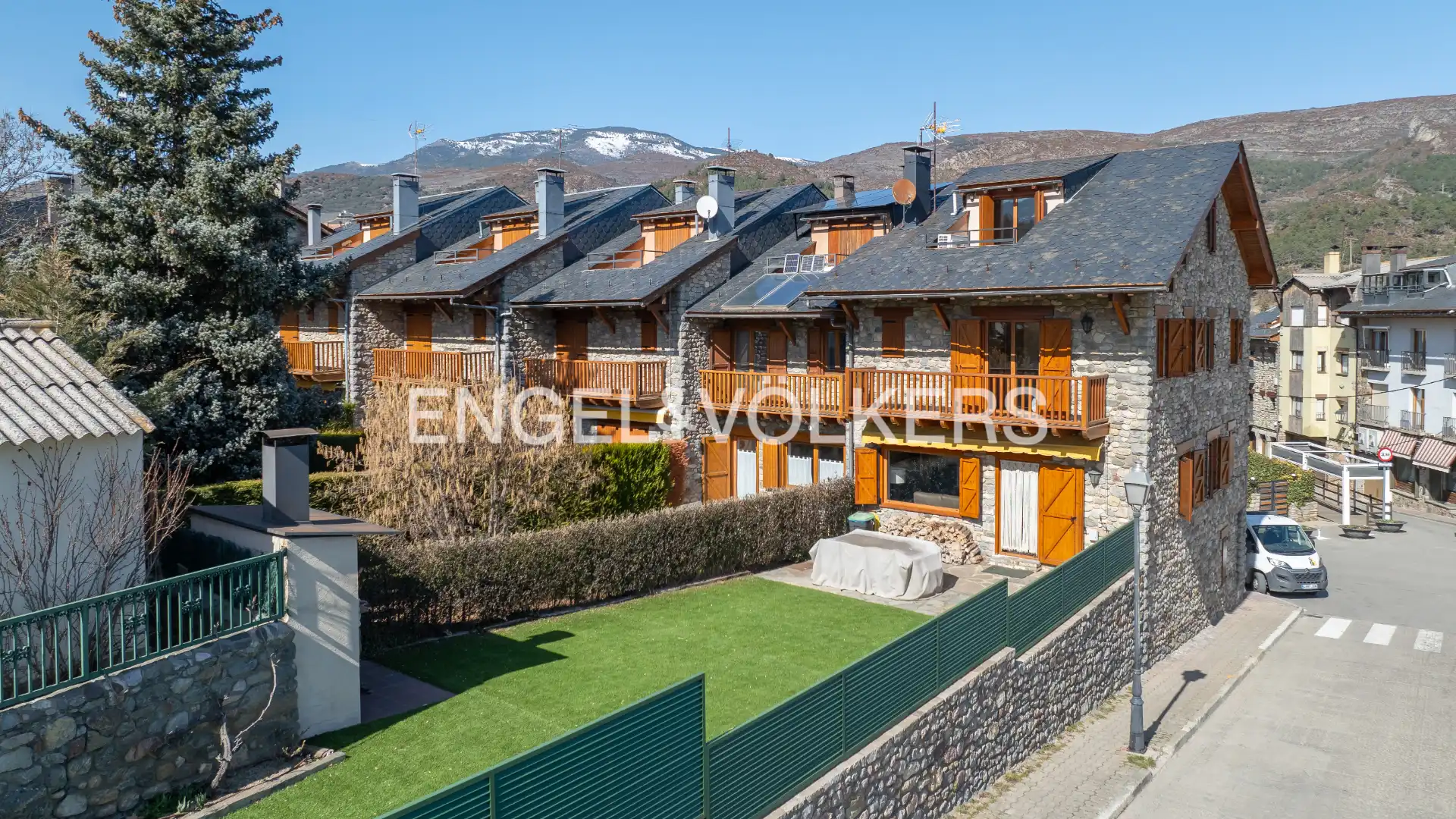 Vista exterior de Casa adosada en venta en Bellver de Cerdanya con Aire acondicionado, Calefacción y Jardín privado