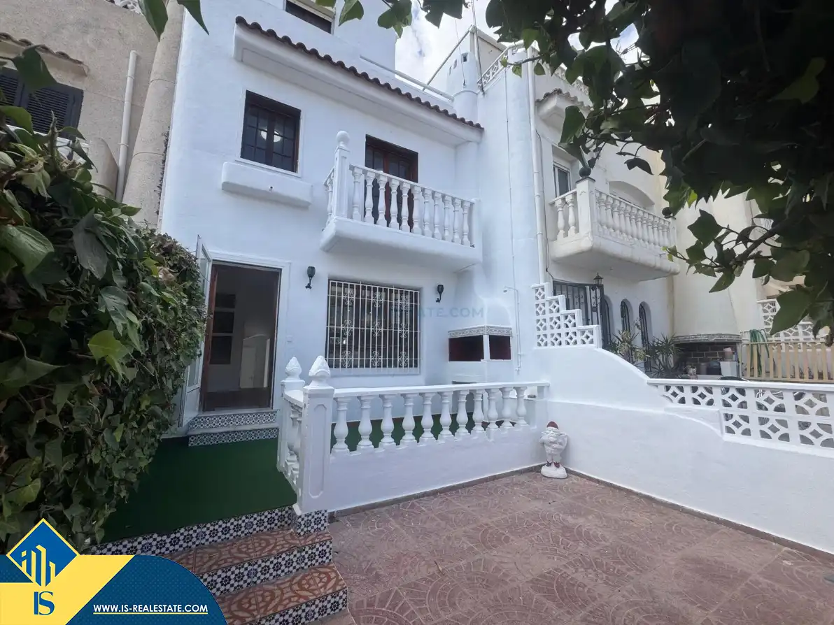Vista exterior de Casa adosada en venda en Torrevieja amb Calefacció, Jardí privat i Terrassa