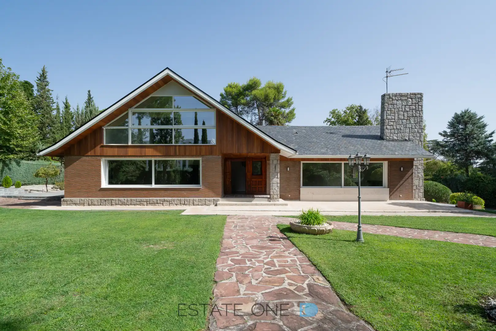 Vista exterior de Casa o chalet de alquiler en Madrid con Aire acondicionado, Calefacción y Jardín privado