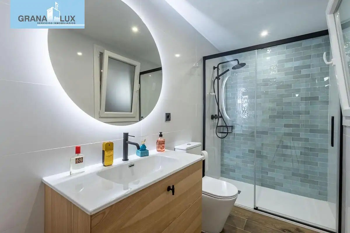 Badezimmer von Haus oder Chalet zum Verkauf in Peligros mit Klimaanlage, Heizung und Terrasse