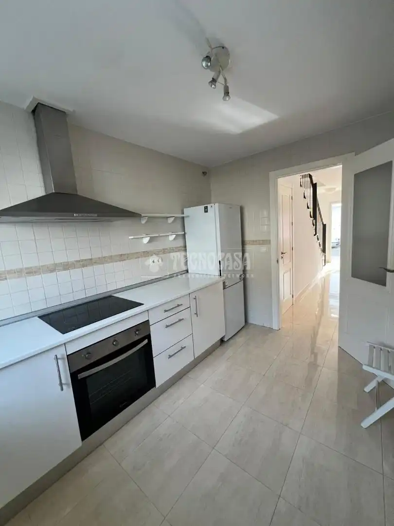 Cocina de Casa adosada en venta en Palomares del Río con Aire acondicionado