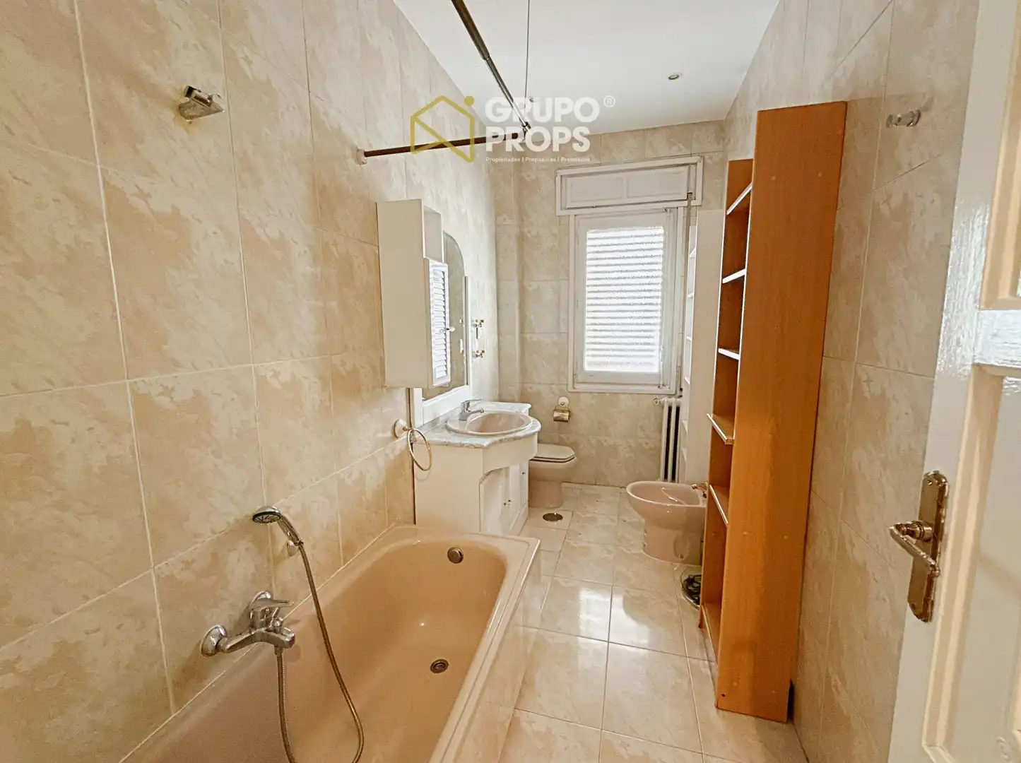 Baño de Piso de alquiler en Madrid con Calefacción, Parquet y Amueblado