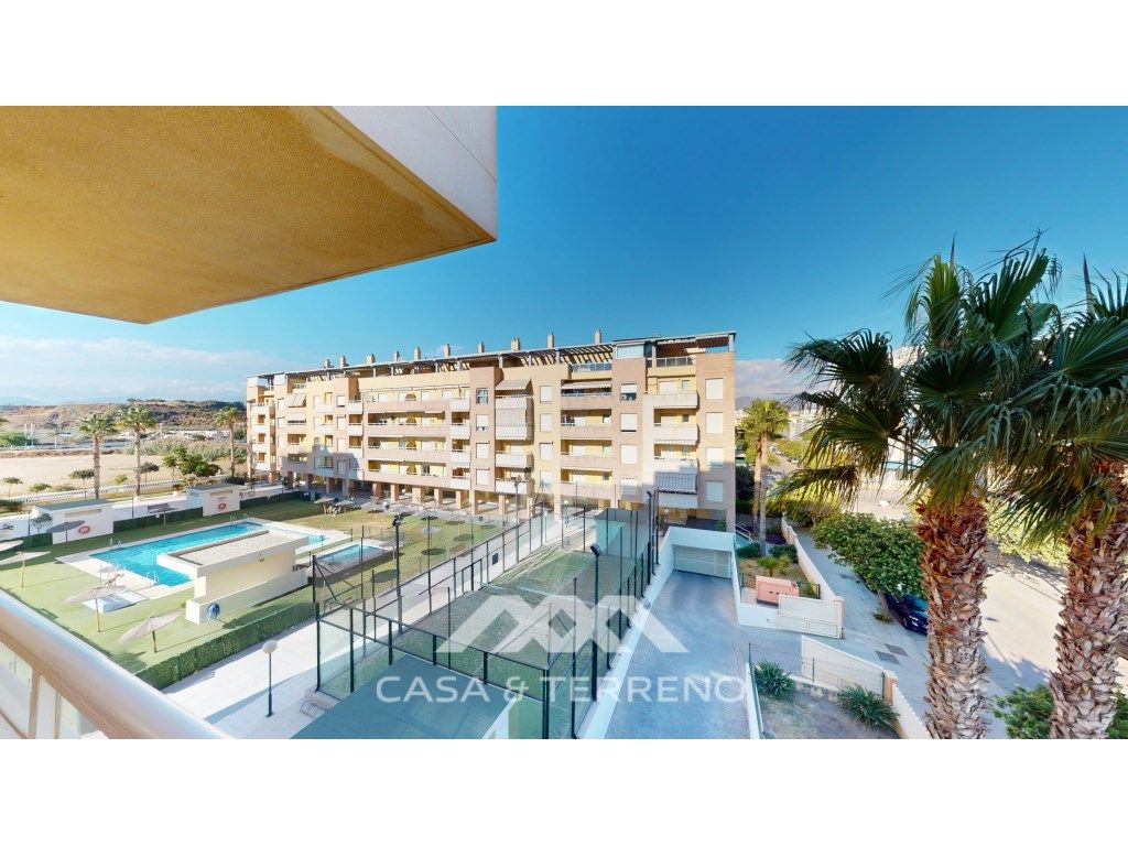 Vista exterior de Apartament en venda en Vélez-Málaga amb Aire condicionat, Jardí privat i Piscina