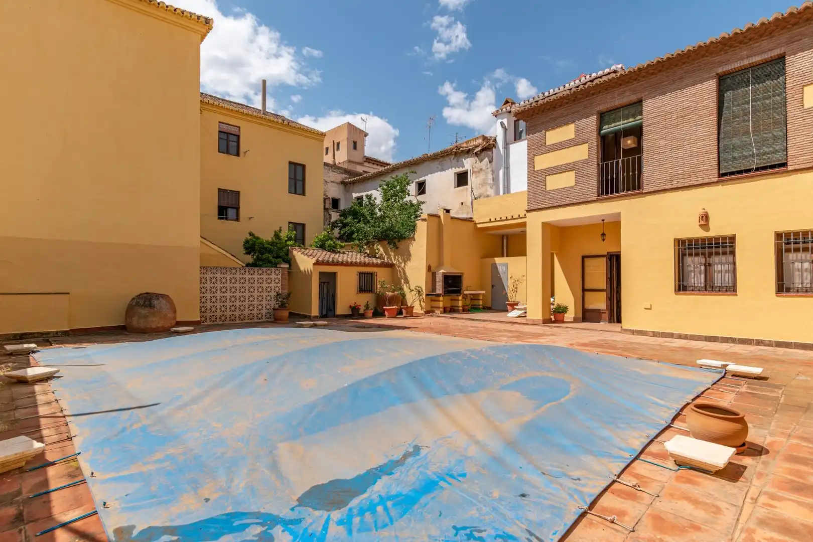 Vista exterior de Casa o xalet en venda en Guadix amb Calefacció, Traster i Piscina