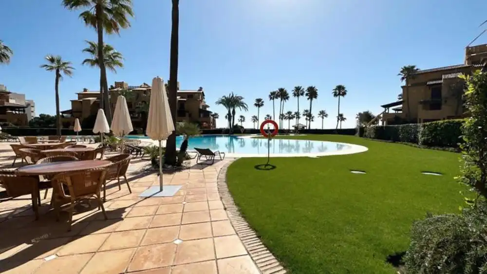 Jardí de Apartament de lloguer en Estepona amb Aire condicionat, Terrassa i Piscina